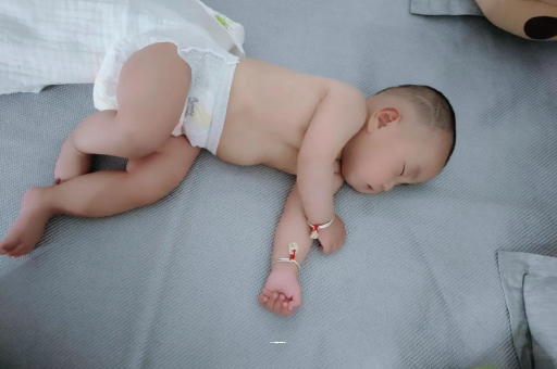 和田3个月宝宝怎么抱
